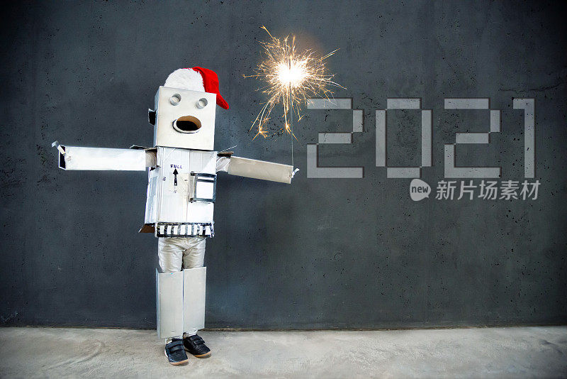 在混凝土墙前自制圣诞老人机器人- 2021年新年快乐